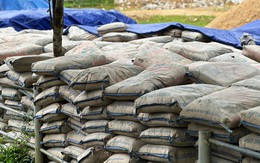 Vụ xi măng để ngoài trời ở Hà Tĩnh gây hư hỏng: Khởi tố chủ tịch xã