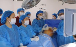 Luồn ống dẫn qua bụng mẹ để hút dịch màng phổi cho thai nhi