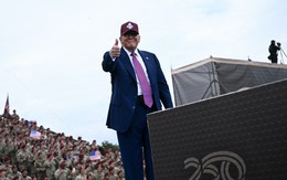 Ông Trump nhảy điệu 'đặc sản' trên sân khấu với các quân nhân