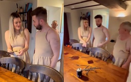 Cô gái bối rối khi mọi người mặc váy giống mình