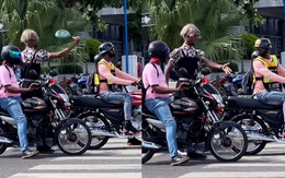 Cầm chảo gõ đầu người đi xe máy chờ đèn đỏ đè lên vạch đi bộ