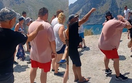 Người đàn ông tự 'tát vào má' mà không hay biết bị troll