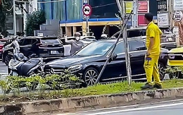 Người đàn ông chặn, dùng đá đập ô tô Mercedes ở Thủ Đức