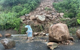 Bán đảo Sơn Trà xuất hiện nhiều điểm sạt lở, đất đá chắn ngang đường đi