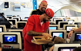 Thủ môn Arsenal cosplay tiếp viên hàng không trước tiệc độc thân