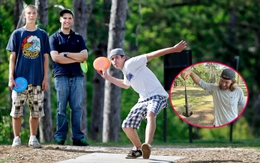 Cá mập đầu búa bất ngờ ‘hạ cánh’ trên sân disc golf