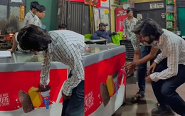 Khi khách yêu cầu ông chủ bán kem y như hình