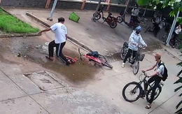 Nam sinh đen đủi, xe đã hỏng lại còn ngã ngay vào vũng nước