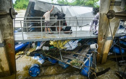 Lũ cuốn trôi hàng chục lồng bè nuôi cá mắc kẹt tại đập thủy lợi Đà Nẵng