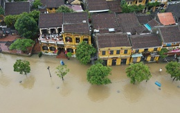 Cảnh tượng hiếm có ở phố cổ Hội An: Ngập lụt giữa mùa hè