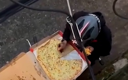Shipper ăn vụng bánh pizza của khách theo cách không ngờ tới