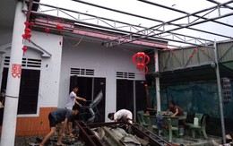 Lốc xoáy bất ngờ, hơn 30 nhà dân bị tốc mái