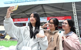 Hối hả trước giờ G, phố đi bộ Nguyễn Huệ sẵn sàng cho đại tiệc 'Ngày không tiền mặt'