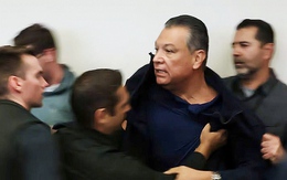 Thượng nghị sĩ bị còng tay lôi ra khỏi họp báo vì đặt câu hỏi về biểu tình ở Los Angeles