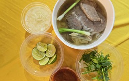 Tô phở Phát Tài vị Bắc nóng hổi ở lễ hội Ngày không tiền mặt
