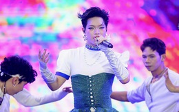 Hàng ngàn khán giả 'cháy' cùng E-Concert với các Anh trai, Em xinh say hi