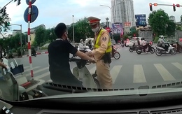 Thanh niên không đội mũ bảo hiểm chờ đèn đỏ bị cảnh sát giao thông tuýt còi
