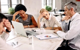 'Chung sống' với sếp thích kiểm soát