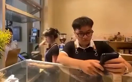 Nam nhân viên quê một cục sau màn cười 'rụng rốn' với khách hàng