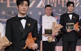 Vì sao Huỳnh Hiểu Minh ôm gà bông lên thảm đỏ Đêm hội Weibo?