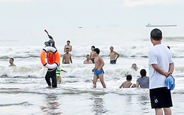 Cứu hộ hơn 20 người bị sóng cuốn ở biển Cửa Lò