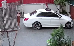 Cô gái '5 lần 7 lượt' bị cửa cổng cản đường khi lái ô tô ra ngoài