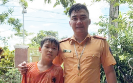 Thượng úy giao thông cứu bé trai giữa dòng nước lũ