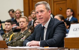 Bộ trưởng Lục quân Mỹ lỡ lời về 'binh sĩ trên Mặt trăng'