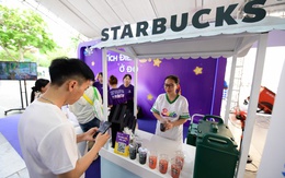 Giới trẻ 'ngất ngây' nhận ưu đãi từ Starbucks khi thanh toán chạm của VISA