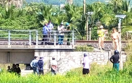 Người đàn ông nằm giữa đường ray, bị xe lửa tông chết
