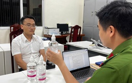 Một phó chủ tịch thị trấn ở Hà Nội bị bắt vì sản xuất cồn y tế giả