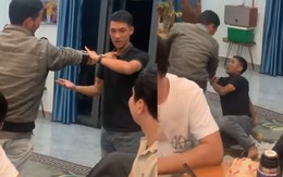 Quê một cục vì bị đồng đội vật ngã khi đang hướng dẫn tuyệt kỹ karate