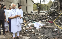 Có thật thủ tướng Ấn Độ thay 4 bộ đồ khi đi thăm hiện trường vụ máy bay rơi?