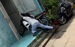 Cô gái dắt xe máy vào nhà một nốt nhạc