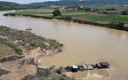 Hàng loạt tàu khai thác cát hết đăng kiểm, xử lý ra sao?