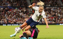 Bonucci gây sốt với pha tắc bóng 'bình đẳng giới'