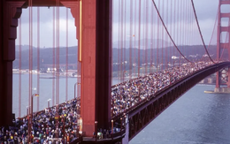 Hàng ngàn người tràn lên cầu Cổng Vàng ở Mỹ để biểu tình?