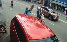 Nữ tài xế xe ôm công nghệ bị người đi ô tô đạp ngã giữa đường