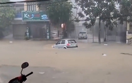 Ô tô nổi lềnh bềnh vì áp dụng 'ăn cỗ đi trước, lội nước theo sau'