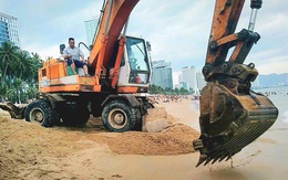 Trục vớt sà lan bị vùi lấp dưới biển Nha Trang