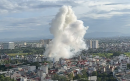 Tìm thấy 2 thi thể trong ngôi nhà ở Hà Nội bị bốc cháy sau tiếng nổ lớn