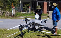 Dùng máy bay không người lái phun thuốc diệt ‘đại dịch châu chấu’ tại Quảng Bình