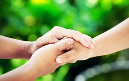 Giữa những chuyến xe hối hả, có người chịu dừng lại để cứu cả một đời người