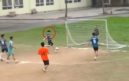 Cầu thủ sút bóng lên trời khi cách khung thành trống một mét