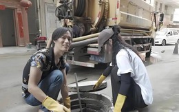 Bỏ công việc lương 180 triệu về quê làm nghề móc cống với bố