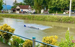 Xe 16 chỗ lao xuống mương, hành khách trên xe được người dân cứu