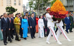 Lãnh đạo TP.HCM dâng hoa tưởng niệm Chủ tịch Hồ Chí Minh nhân kỷ niệm 100 năm Ngày Báo chí Việt Nam