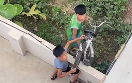 'Khối nghỉ hè' lấy xe đạp vượt rào trốn đi chơi bị bắt quả tang
