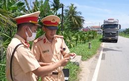 Chiêu mới, cắt thùng container để chở cát quá tải, chủ xe và tài xế bị phạt