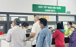 Xếp hàng, chờ 'dài cổ' lấy thuốc bệnh mạn tính